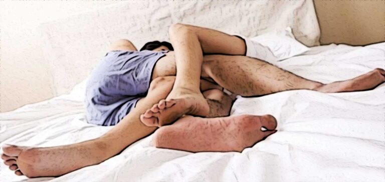 couple enlace dans un lit